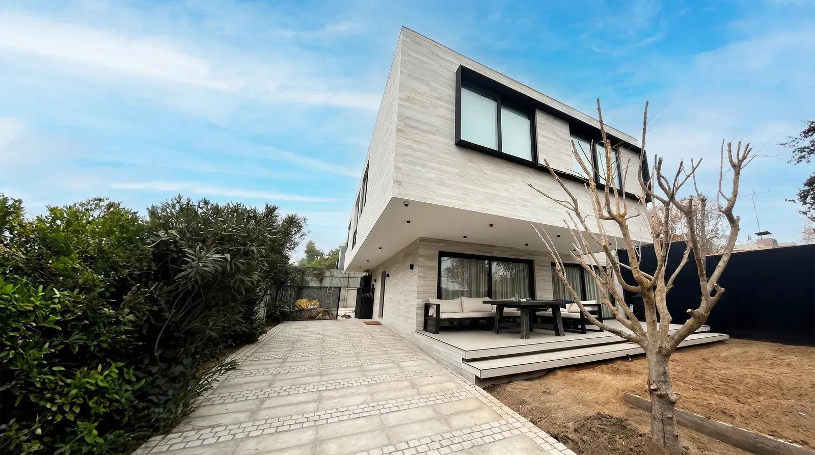 Casa contemporánea con ventanas de PVC de marco oscuro y gran formato